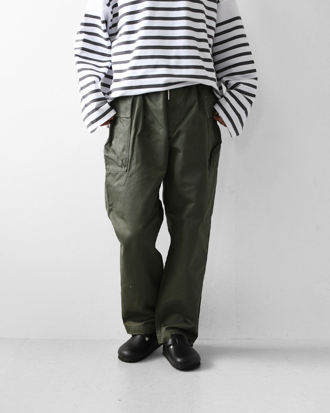 DELICIOUS [デリシャス] Military Easy Pants [DP9777] アーバンミリタリートラウザーズ・タックパンツ・ツータック・フォーマル・きれい目パンツ・スラックス・センタープレス・MEN'S [2026AW]