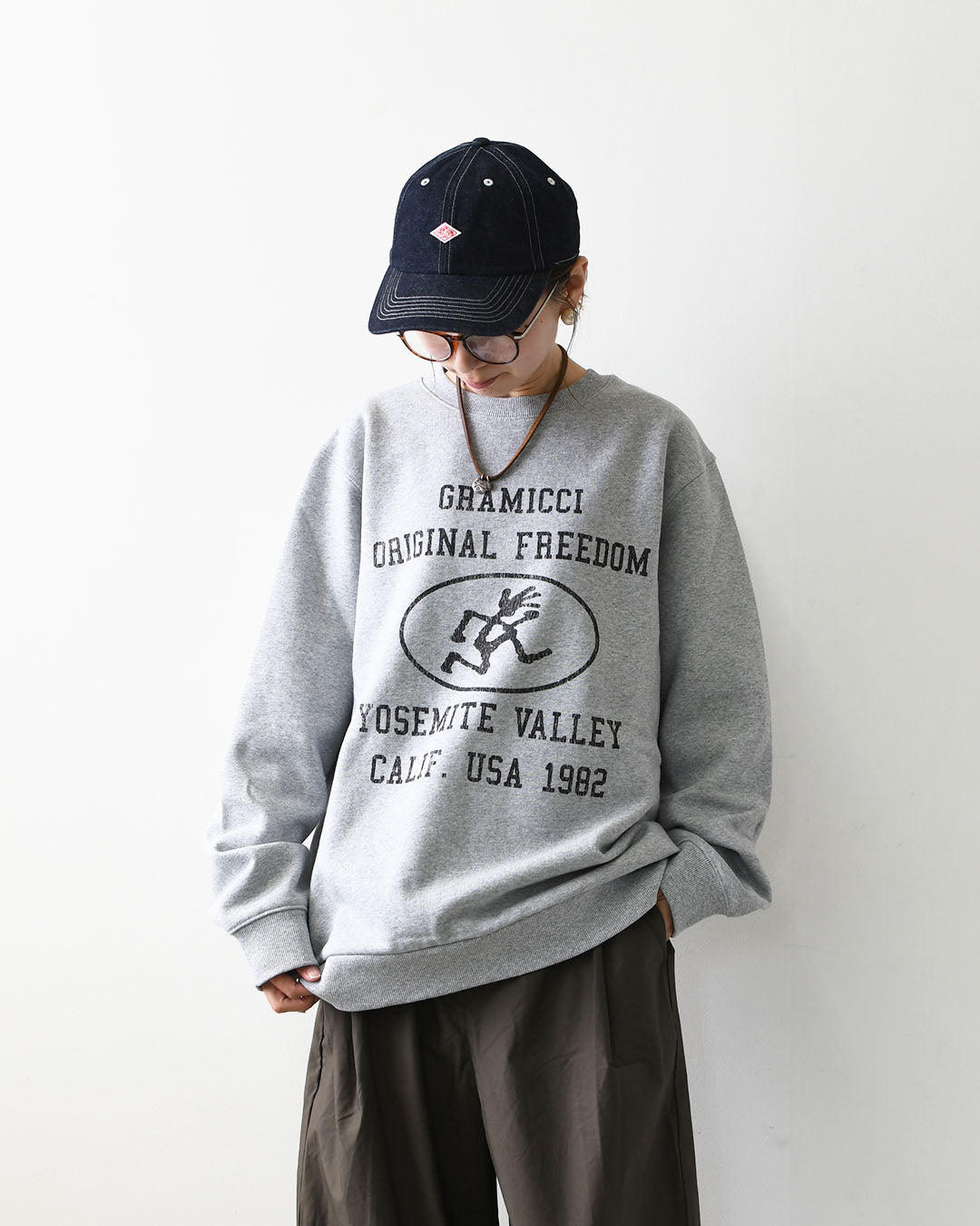Gramicci [グラミチ] YOSEMITE VALLEY SWEATSHIRT [g6fm-j092] ヨセミテ バレー スウェットシャツ・グラフィック・クルーネック・プルオーバー・グラフィックプリント・MEN'S [2026AW]