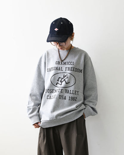 Gramicci [グラミチ] YOSEMITE VALLEY SWEATSHIRT [g6fm-j092] ヨセミテ バレー スウェットシャツ・グラフィック・クルーネック・プルオーバー・グラフィックプリント・MEN'S [2026AW]