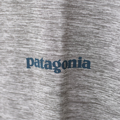 Patagonia [パタゴニア正規代理店] Ms L/S Cap Cool Daily Graphic Shirt - Waters [45170] メンズロングスリーブキャプリーンクールデイリーグラフィックシャツ（ウォーターズ）長袖Tシャツ・MEN'S / LADY'S [2025AW]