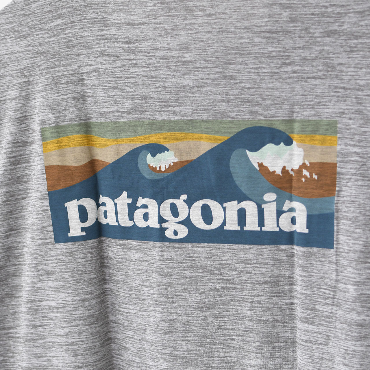 Patagonia [パタゴニア正規代理店] Ms L/S Cap Cool Daily Graphic Shirt - Waters [45170] メンズロングスリーブキャプリーンクールデイリーグラフィックシャツ（ウォーターズ）長袖Tシャツ・MEN'S / LADY'S [2025AW]