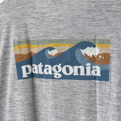 Patagonia [パタゴニア正規代理店] Ms L/S Cap Cool Daily Graphic Shirt - Waters [45170] メンズロングスリーブキャプリーンクールデイリーグラフィックシャツ（ウォーターズ）長袖Tシャツ・MEN'S / LADY'S [2025AW]