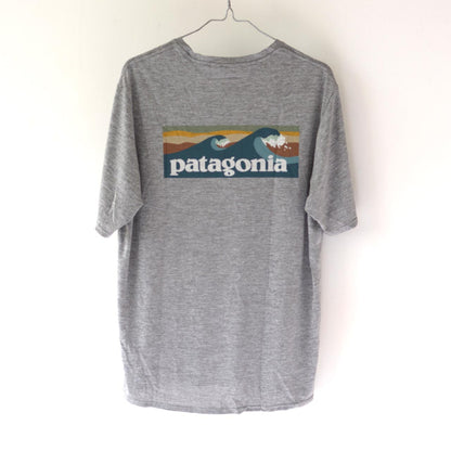 Patagonia [パタゴニア正規代理店] M's Cap Cool Daily Graphic Shirt - Waters [45355] メンズ キャプリーン クール デイリー グラフィック シャツ（ウォーターズ）・MEN'S [2025SS]
