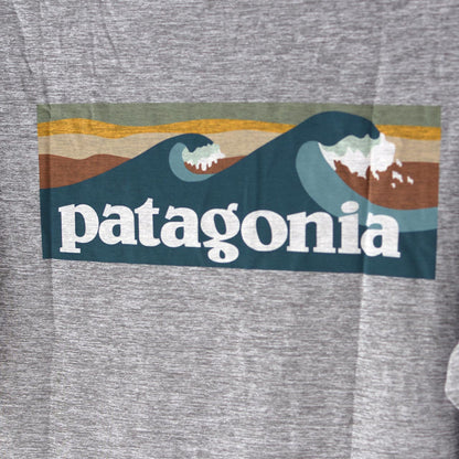 Patagonia [パタゴニア正規代理店] M's Cap Cool Daily Graphic Shirt - Waters [45355] メンズ キャプリーン クール デイリー グラフィック シャツ（ウォーターズ）・MEN'S [2025SS]