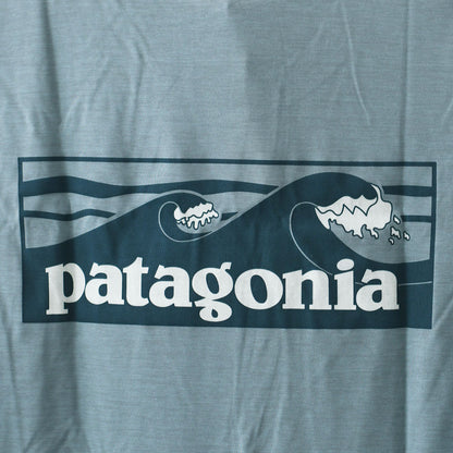 Patagonia [パタゴニア正規代理店] W's L/S Cap Cool Daily Shirt - Boardshort Logo [45465] ウィメンズ・ロングスリーブ・キャプリーン・クール・デイリー・シャツ（ボードショーツ・ロゴ）・長袖Tシャツ・LADY'S [2026SS]