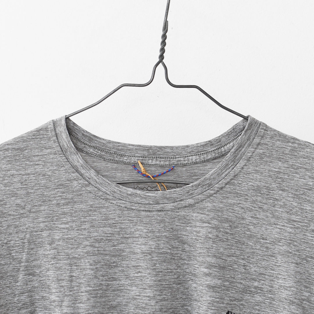 Patagonia [パタゴニア正規代理店] M's Cap Cool Daily Shirt - Chouinard Crest [45480] メンズ・キャプリーン・クール・デイリー・シャツ（シュイナード・クレスト）・MEN'S [2026SS]