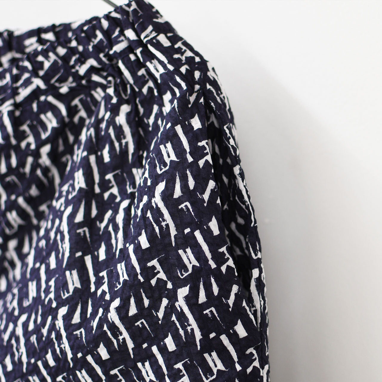 prit [プリット] 80/1ローンミラクルウェーブ加工幾何学プリントワイドパンツ [P72516]  [2025SS]