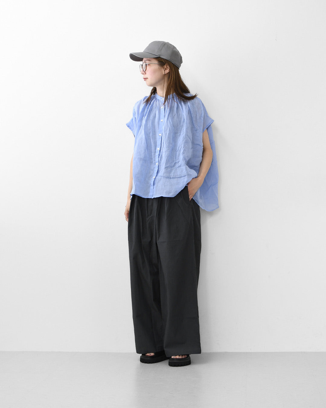 MidiUmi [ミディウミ] ramie gather N/S shirt  [2-730179] ラミーギャザーノースリーブシャツ・フレンチスリーブシャツ・透け感・ワイドシルエット・ノースリーブ・無地・シンプル・カジュアル・きれいめ・LADY'S [2026SS]
