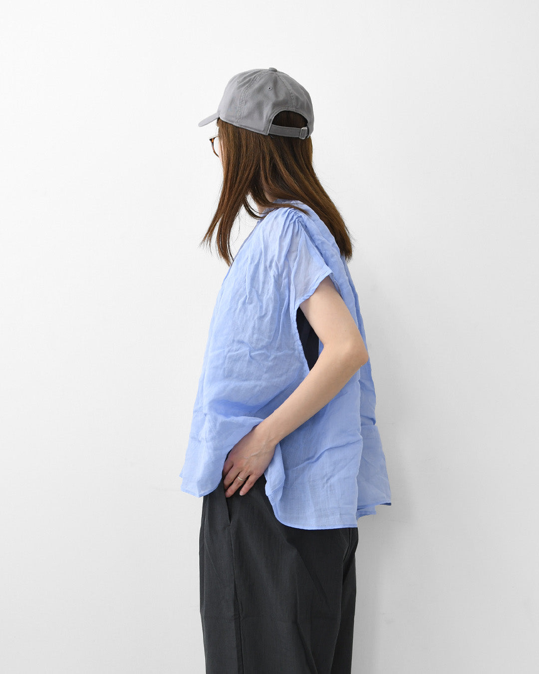 MidiUmi [ミディウミ] ramie gather N/S shirt  [2-730179] ラミーギャザーノースリーブシャツ・フレンチスリーブシャツ・透け感・ワイドシルエット・ノースリーブ・無地・シンプル・カジュアル・きれいめ・LADY'S [2026SS]