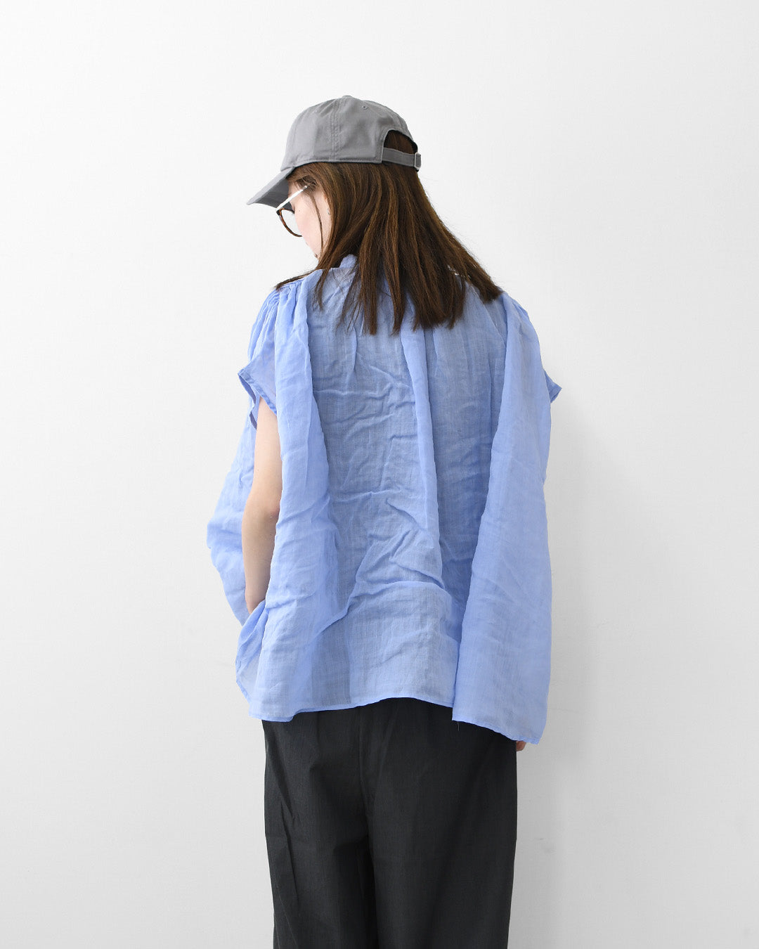 MidiUmi [ミディウミ] ramie gather N/S shirt  [2-730179] ラミーギャザーノースリーブシャツ・フレンチスリーブシャツ・透け感・ワイドシルエット・ノースリーブ・無地・シンプル・カジュアル・きれいめ・LADY'S [2026SS]