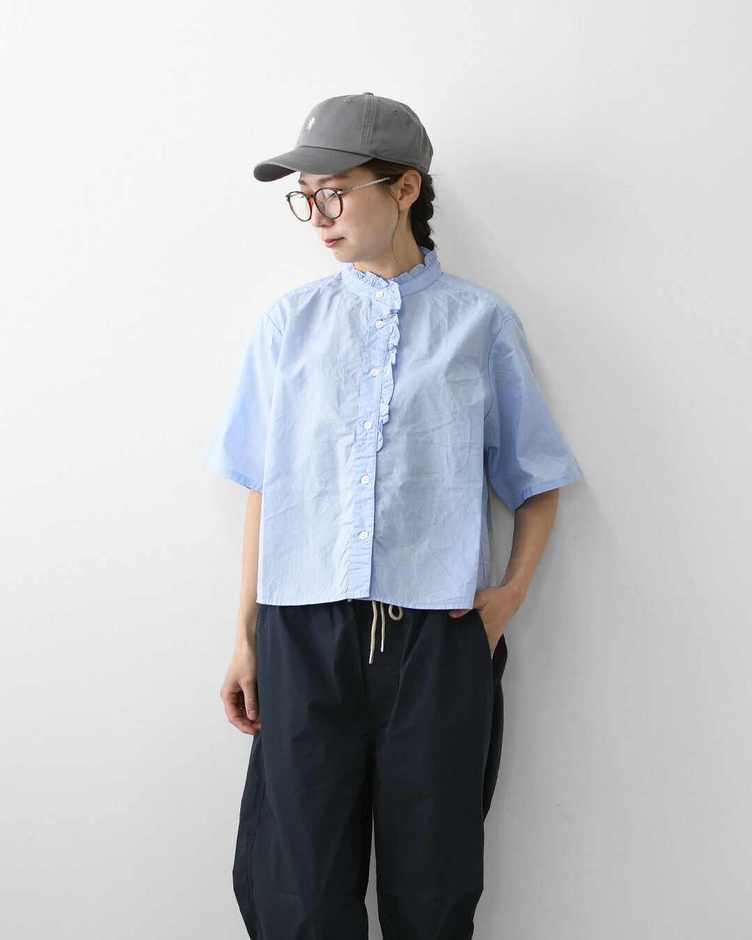 MidiUmi [ミディウミ] h/s front half frill shirt  [2-730183] ハーフスリーブフロントハーフフリルシャツ・半袖シャツ・ハーフスリーブデザイン・フリルシャツ・無地・シンプル・カジュアル・きれいめ・LADY'S [2026SS]