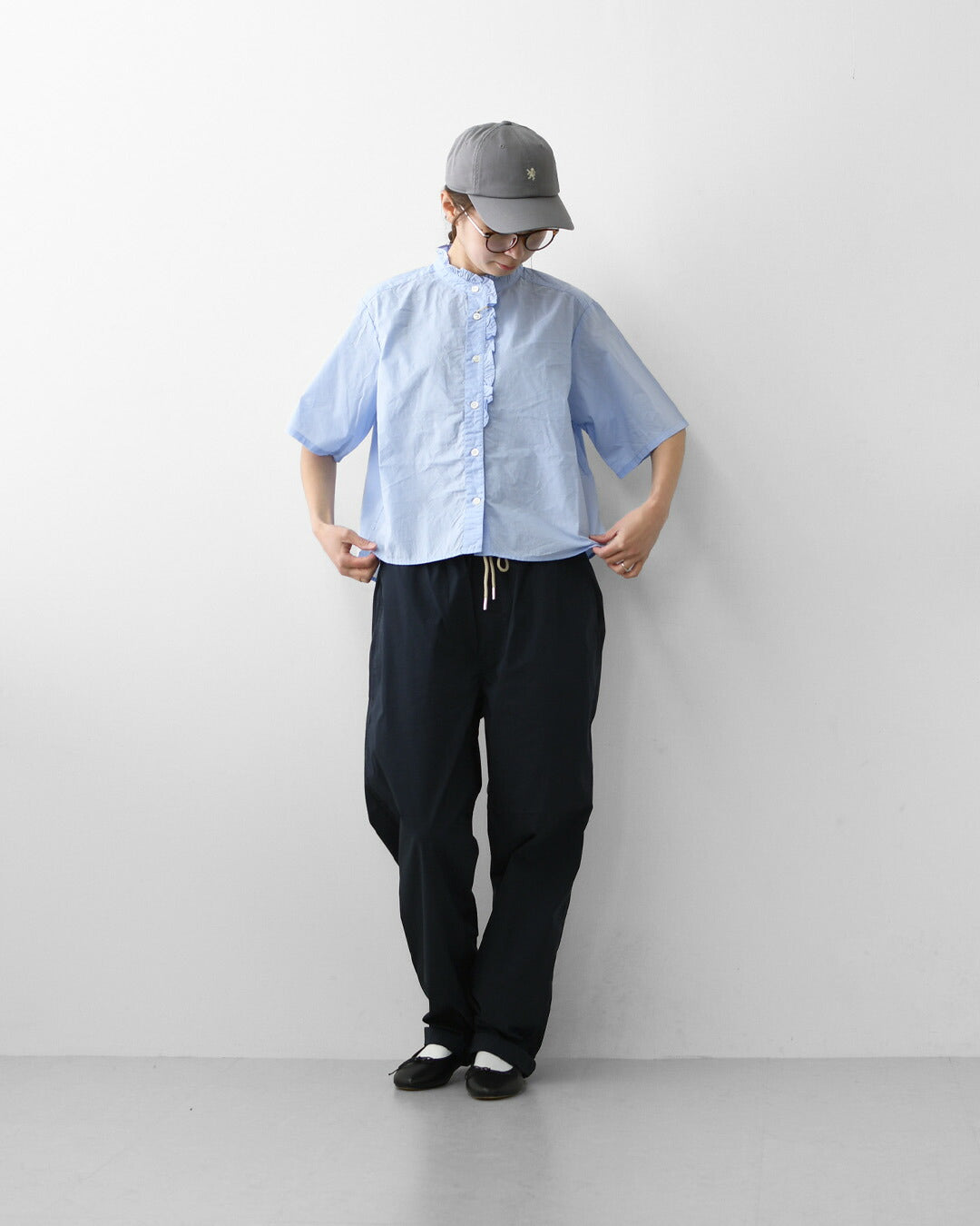 MidiUmi [ミディウミ] h/s front half frill shirt  [2-730183] ハーフスリーブフロントハーフフリルシャツ・半袖シャツ・ハーフスリーブデザイン・フリルシャツ・無地・シンプル・カジュアル・きれいめ・LADY'S [2026SS]
