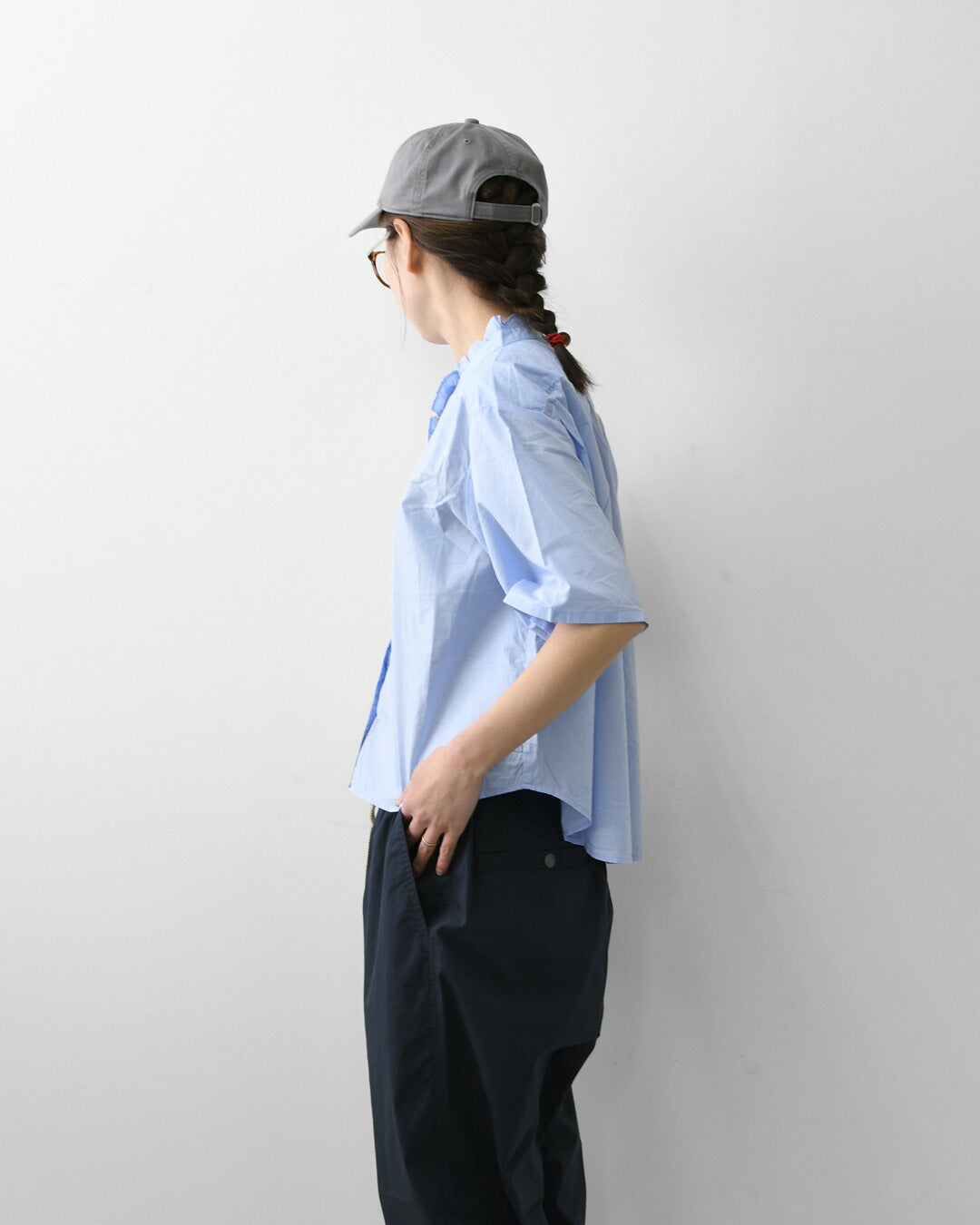 MidiUmi [ミディウミ] h/s front half frill shirt  [2-730183] ハーフスリーブフロントハーフフリルシャツ・半袖シャツ・ハーフスリーブデザイン・フリルシャツ・無地・シンプル・カジュアル・きれいめ・LADY'S [2026SS]