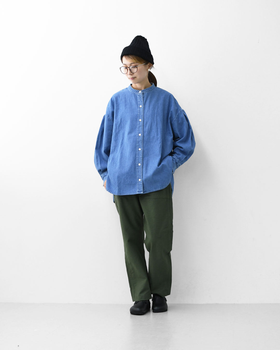 MidiUmi [ミディウミ]  tuck sleeve denim shirt  [3-739959] タックスリーブデニムシャツ・コットンシャツ・長袖・無地・ストーンウォッシュ・バンドカラー・カジュアル・LADY'S [2025AW]