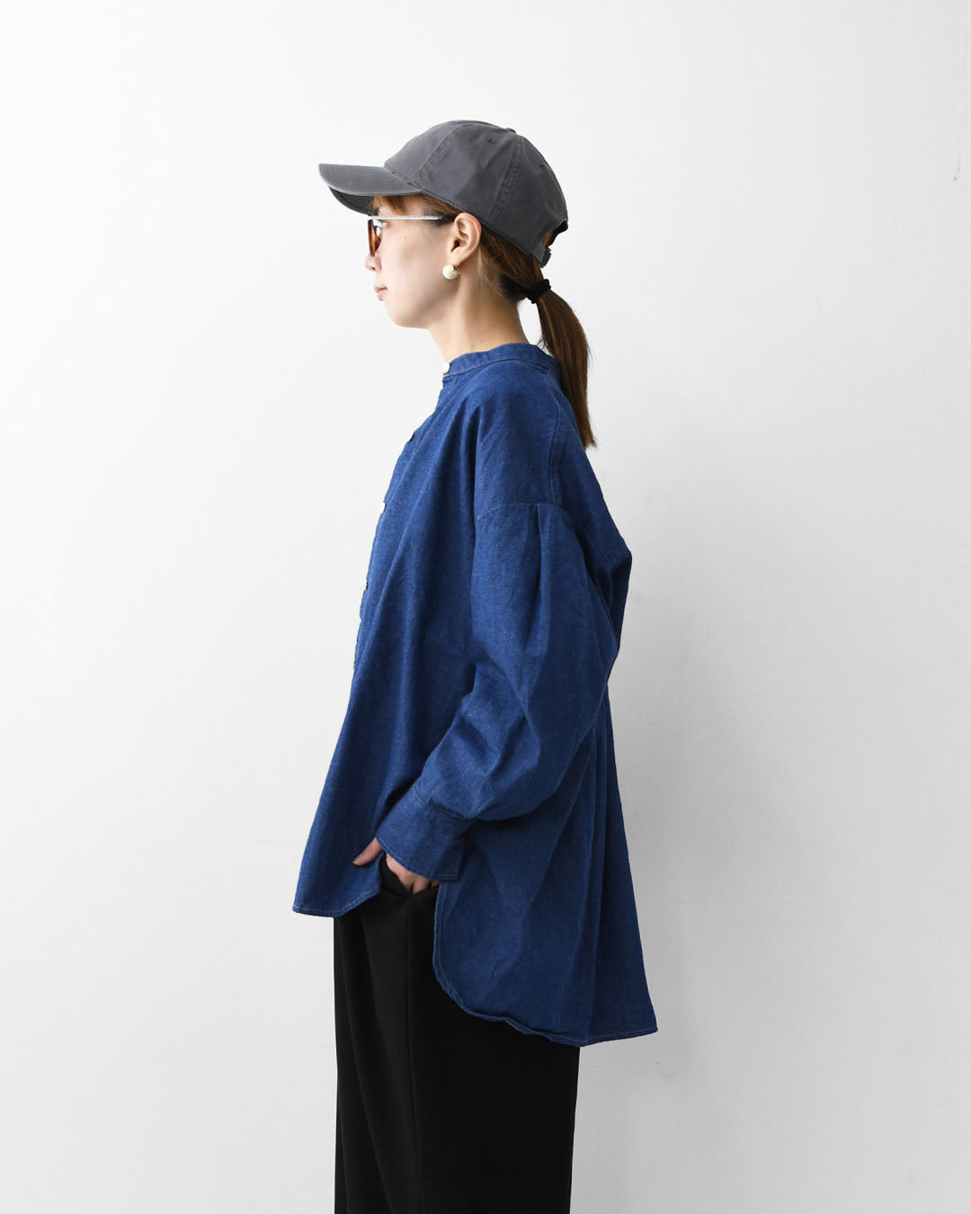 MidiUmi [ミディウミ]  tuck sleeve denim shirt  [3-739959] タックスリーブデニムシャツ・コットンシャツ・長袖・無地・ストーンウォッシュ・バンドカラー・カジュアル・LADY'S [2025AW]