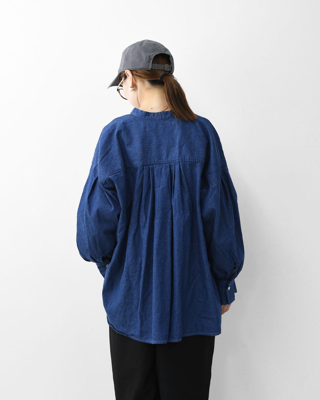 MidiUmi [ミディウミ]  tuck sleeve denim shirt  [3-739959] タックスリーブデニムシャツ・コットンシャツ・長袖・無地・ストーンウォッシュ・バンドカラー・カジュアル・LADY'S [2025AW]