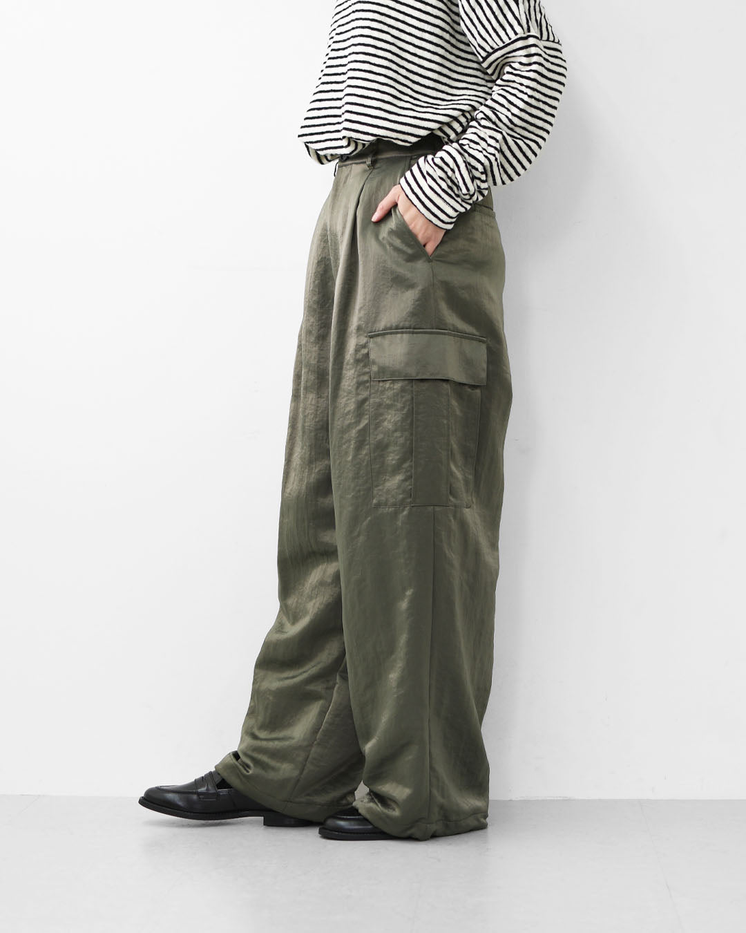 MICA&DEAL [マイカアンドディール] satin cargo pt [0125403346] サテンカーゴパンツ・サテン素材・光沢・上品・ルーズシルエット・ワイドシルエット・LADY'S [2025AW]