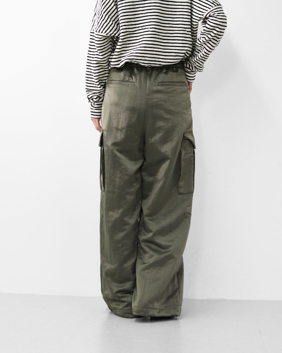 MICA&DEAL [マイカアンドディール] satin cargo pt [0125403346] サテンカーゴパンツ・サテン素材・光沢・上品・ルーズシルエット・ワイドシルエット・LADY'S [2025AW]