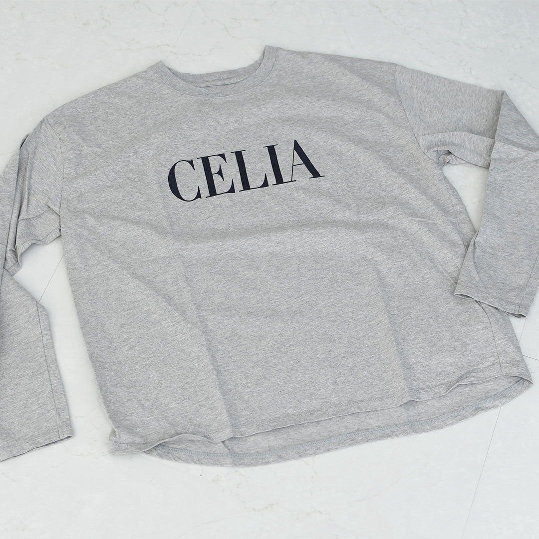 MICA&DEAL [マイカアンドディール] "CELIA"ロゴロングT-shirt [012540930] セリアロゴロングTシャツ・ゆったりシルエット・カットソー・長袖・長T・キレイめ・LADY'S [2025AW]