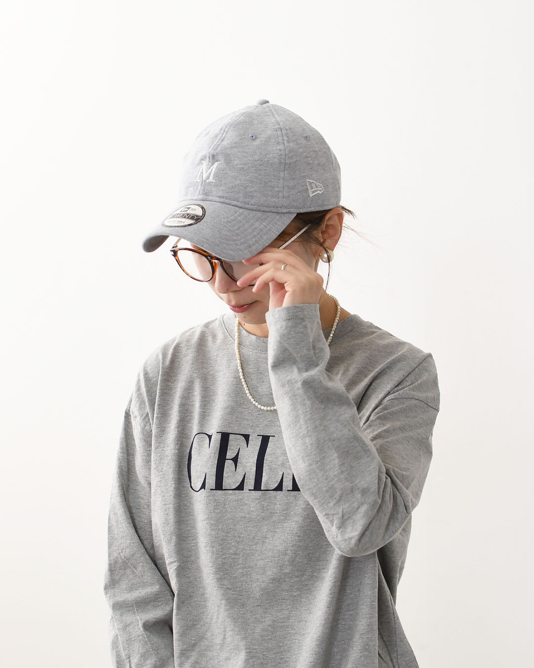 MICA&DEAL [マイカアンドディール] MICA×NEW ERA "M"ロゴ刺繍裏毛CAP-9TWENTY [0125410357] マイカ×ニューエラ ウラケキャップ・裏毛キャップ・シンプル・ロゴ・コラボキャップ・9TWENTYモデル・LADY'S [2025AW]