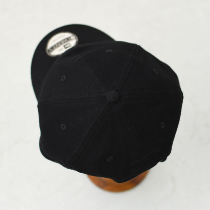 MICA&DEAL [マイカアンドディール] MICA×NEW ERA "M"ロゴ刺繍裏毛CAP-9TWENTY [0125410357] マイカ×ニューエラ ウラケキャップ・裏毛キャップ・シンプル・ロゴ・コラボキャップ・9TWENTYモデル・LADY'S [2025AW]