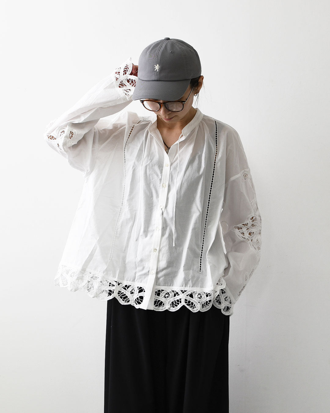 MICA&DEAL [マイカアンドディール] stand collar embroidery bl [0126301080] スタンド カラー バテンレース刺繍 ブラウス・ヴィンテージライク・レース・LADY'S [2026AW]