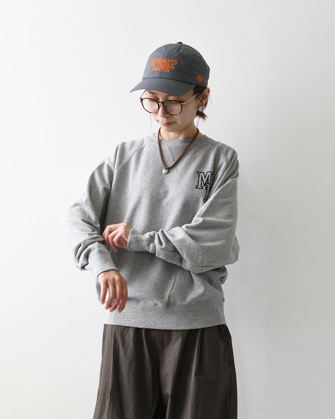 MICA&DEAL [マイカアンドディール] MDL flock pt sweat [0126309089] MDL フロッキーロゴプリントスウェット・裏毛スウェット・ナチュラル・ルーズ・プリント・LADY'S [2026AW]