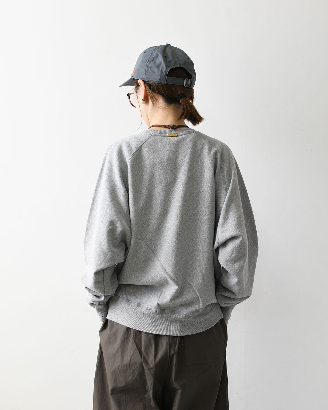 MICA&DEAL [マイカアンドディール] MDL flock pt sweat [0126309089] MDL フロッキーロゴプリントスウェット・裏毛スウェット・ナチュラル・ルーズ・プリント・LADY'S [2026AW]
