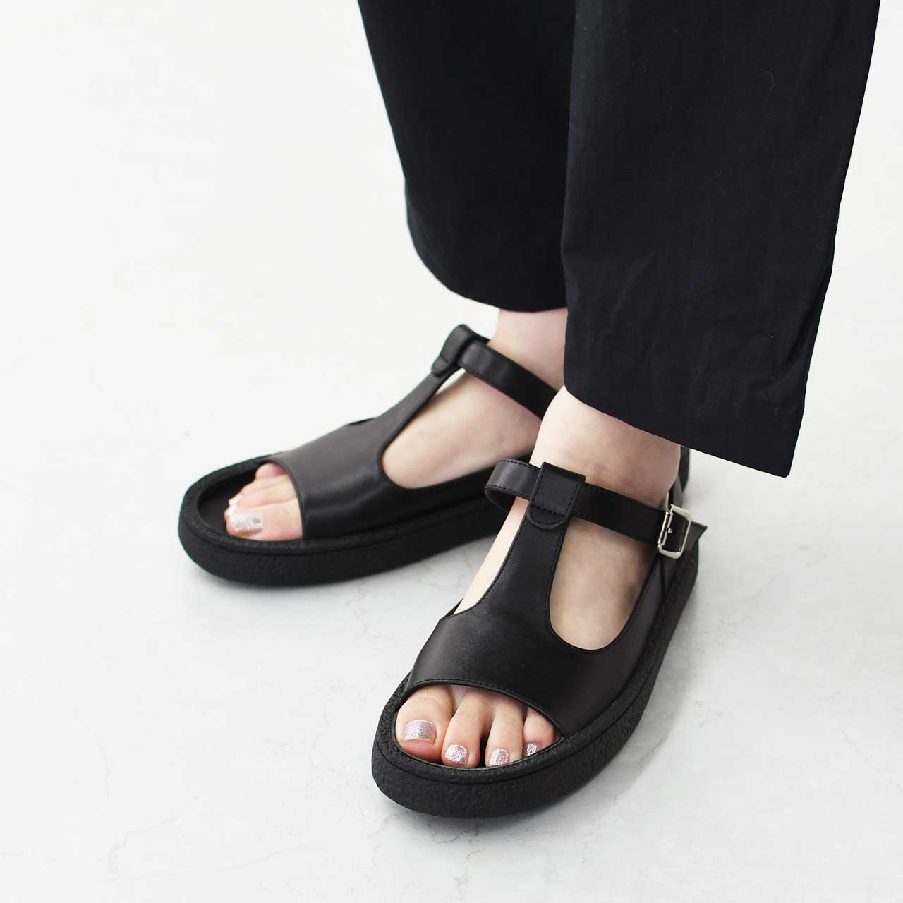 MOHI [モヒ]レザーTストラップ オープントゥ フラットシューズ -ALL BLACK- [GU2-8029-1BK] [2025SS]