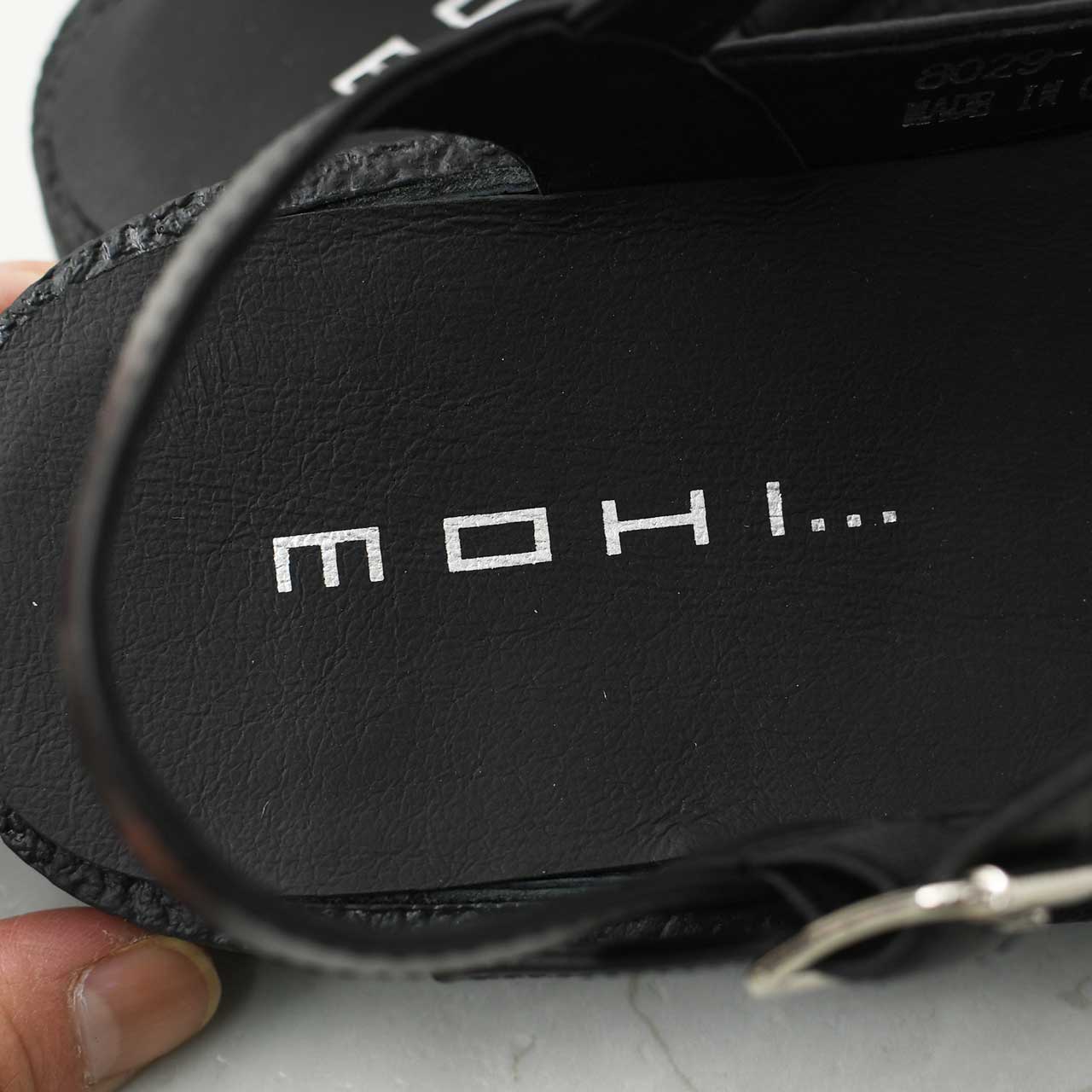 MOHI [モヒ]レザーTストラップ オープントゥ フラットシューズ -ALL BLACK- [GU2-8029-1BK] [2025SS]