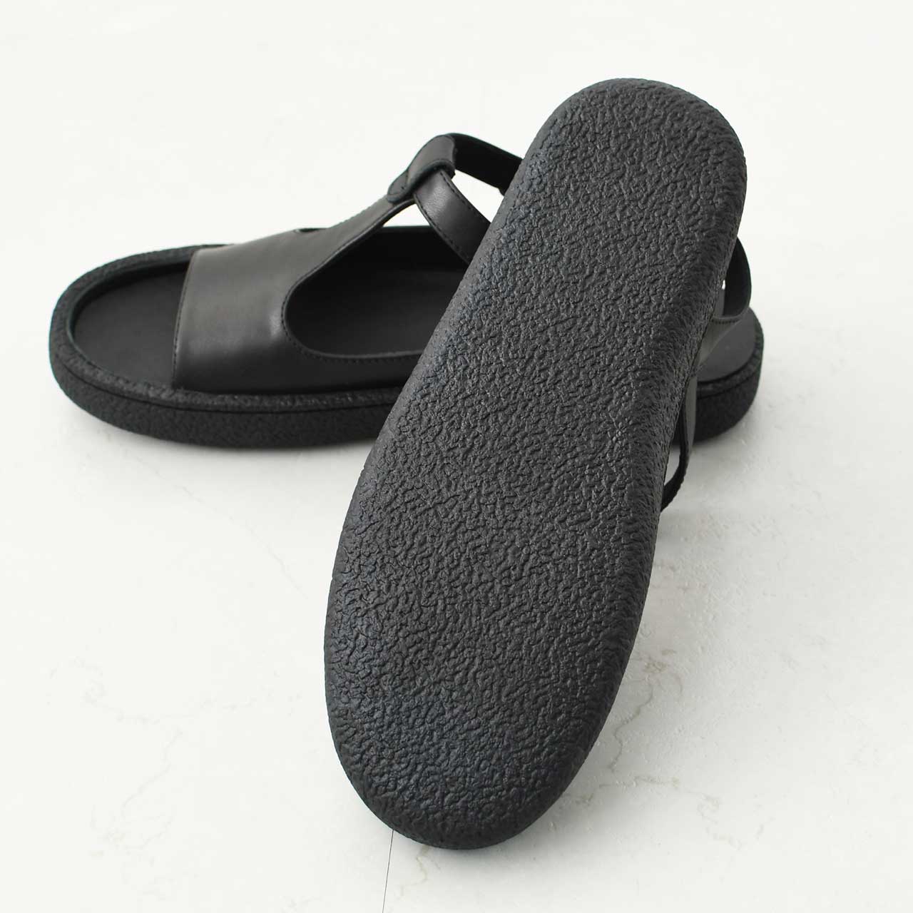 MOHI [モヒ]レザーTストラップ オープントゥ フラットシューズ -ALL BLACK- [GU2-8029-1BK] [2025SS]