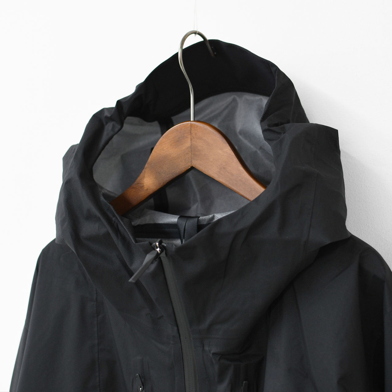 DESCENTE ALLTERRAIN [デサントオルテライン] LIGHTWEIGHT SHELL JACKET [DU5SWBA3M] ライトウェイトシェルジャケット・ナイロンジャケット・耐水性・透湿性・はっ水・防風・軽量・MEN'S [2025SS]