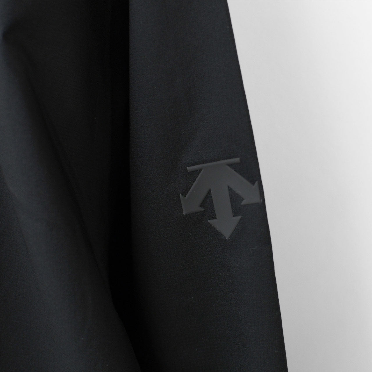 DESCENTE ALLTERRAIN [デサントオルテライン] LIGHTWEIGHT SHELL JACKET [DU5SWBA3M] ライトウェイトシェルジャケット・ナイロンジャケット・耐水性・透湿性・はっ水・防風・軽量・MEN'S [2025SS]