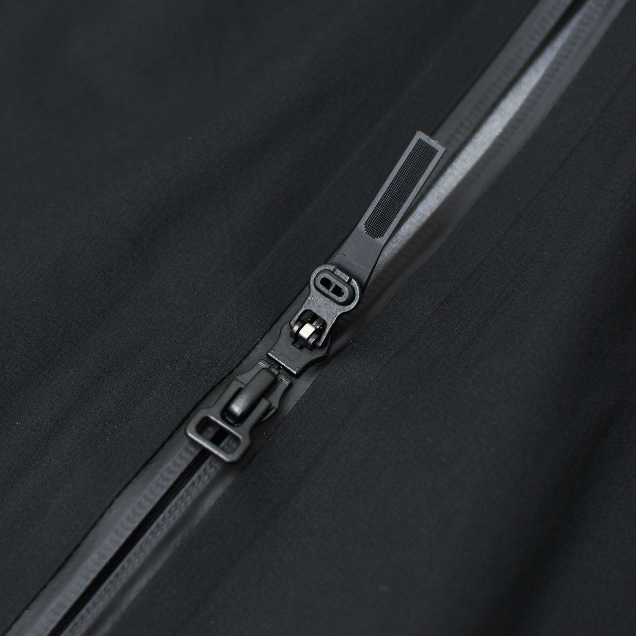 DESCENTE ALLTERRAIN [デサントオルテライン] LIGHTWEIGHT SHELL JACKET [DU5SWBA3M] ライトウェイトシェルジャケット・ナイロンジャケット・耐水性・透湿性・はっ水・防風・軽量・MEN'S [2025SS]