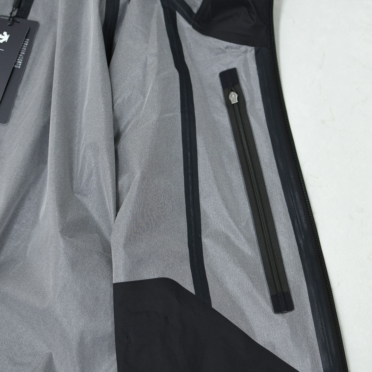 DESCENTE ALLTERRAIN [デサントオルテライン] LIGHTWEIGHT SHELL JACKET [DU5SWBA3M] ライトウェイトシェルジャケット・ナイロンジャケット・耐水性・透湿性・はっ水・防風・軽量・MEN'S [2025SS]