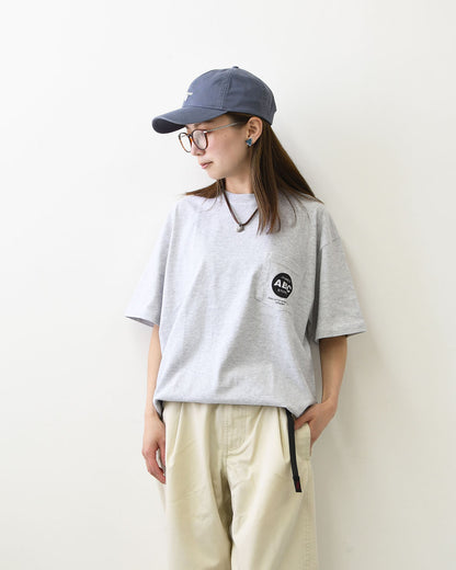 JAMES [ジェームス] JAMES ABC Pocket T-shirt [JHT102] ジェームス エービーシー ポケットTシャツ・ポケットTシャツ・Tシャツ・半袖・バックプリント・プリントシャツ・ロゴTシャツ・LADY'S [2026SS]