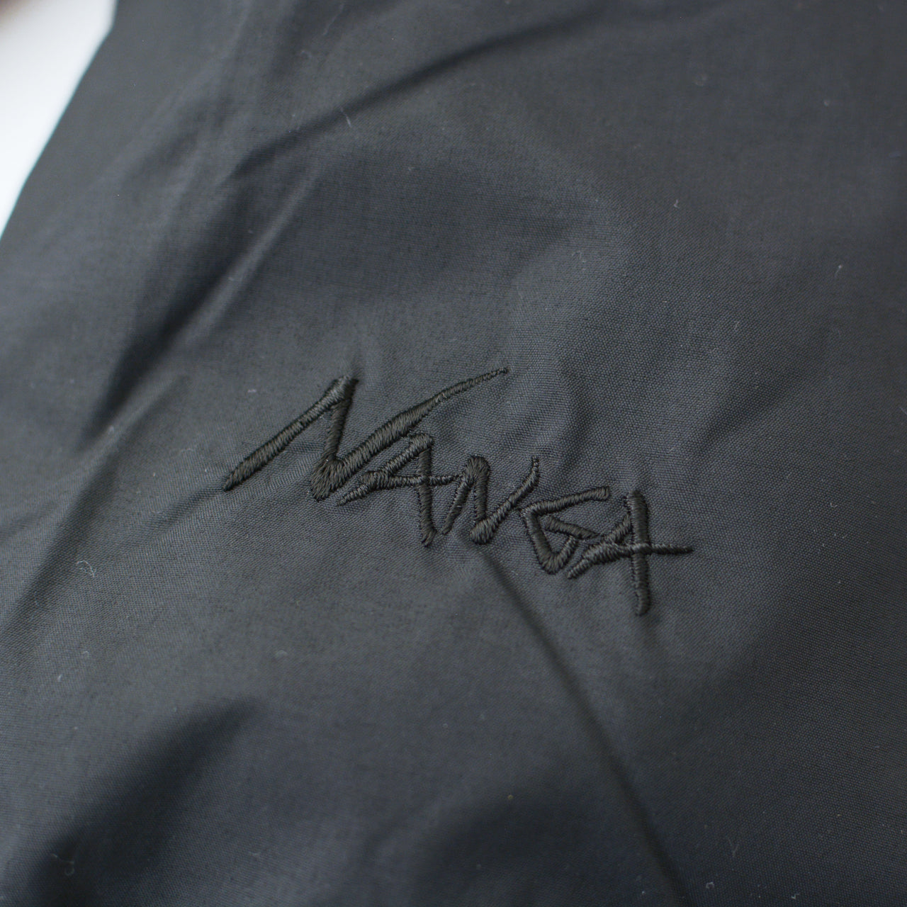 NANGA [ナンガ] NO COLLAR DOWN COAT [ND2442-1C600] ノーカラーダウンコート (ウィメンズ)・ダウンコート・ノーカラー・シンプル・ロング丈・アウター・LADY'S [2025AW]