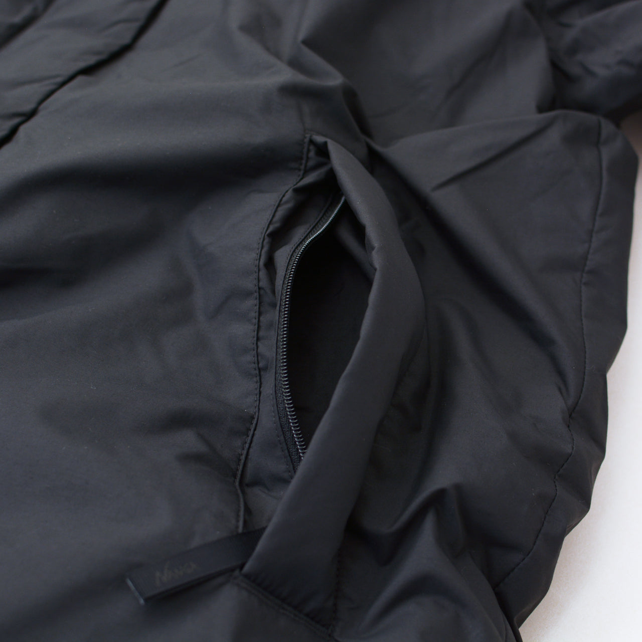 NANGA [ナンガ] NO COLLAR DOWN COAT [ND2442-1C600] ノーカラーダウンコート (ウィメンズ)・ダウンコート・ノーカラー・シンプル・ロング丈・アウター・LADY'S [2025AW]