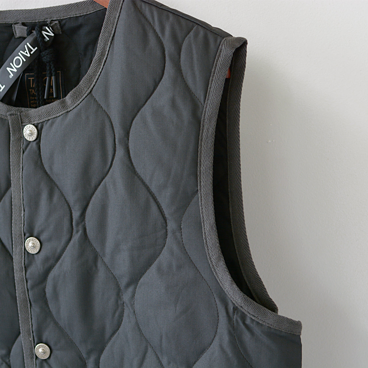 TAION[タイオン] MILITARY CREW NECK BUTTON DOWN VEST [004B2ML-1] ミリタリー クルーネックボタン ダウンベスト [2024AW]