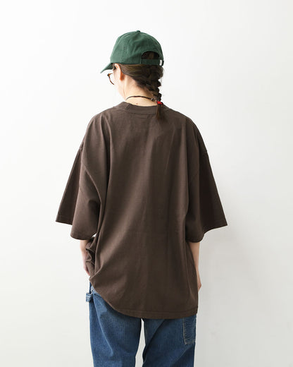KHA:KI [カーキ] WIDE TEE -UTILITY BREEZE- [MIL26SCS3498] ワイドTシャツ -ユーティリティブリーズ-・ロゴティー・七分袖・カレッジプリント・ワイドボックスシルエット・ゆったり・ピグメント加工・LADY'S [2026SS]