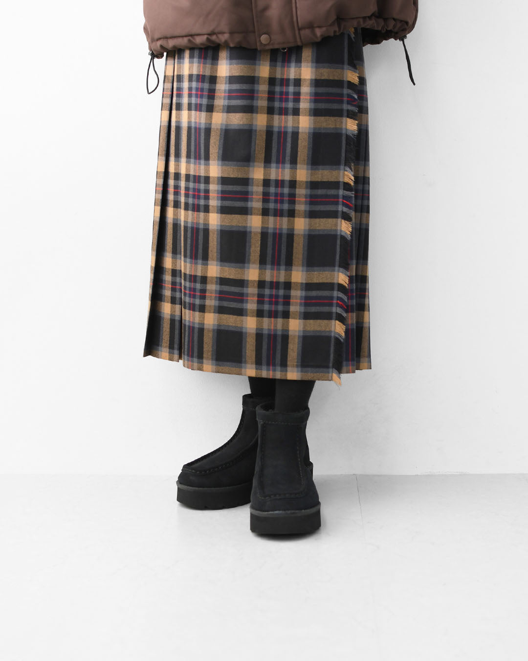 Clarks [クラークス正規販売店] Meare Rooey [26182505/26182839] メアルーイ・ダークサンドラインド・ブラックスエードラインド・レディースブーツ・ショートブーツ・プルオンブーツ・スエード・カジュアル・LADY'S [2025AW]