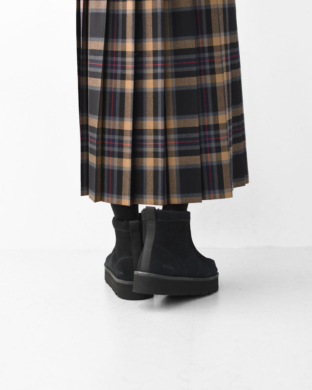 Clarks [クラークス正規販売店] Meare Rooey [26182505/26182839] メアルーイ・ダークサンドラインド・ブラックスエードラインド・レディースブーツ・ショートブーツ・プルオンブーツ・スエード・カジュアル・LADY'S [2025AW]