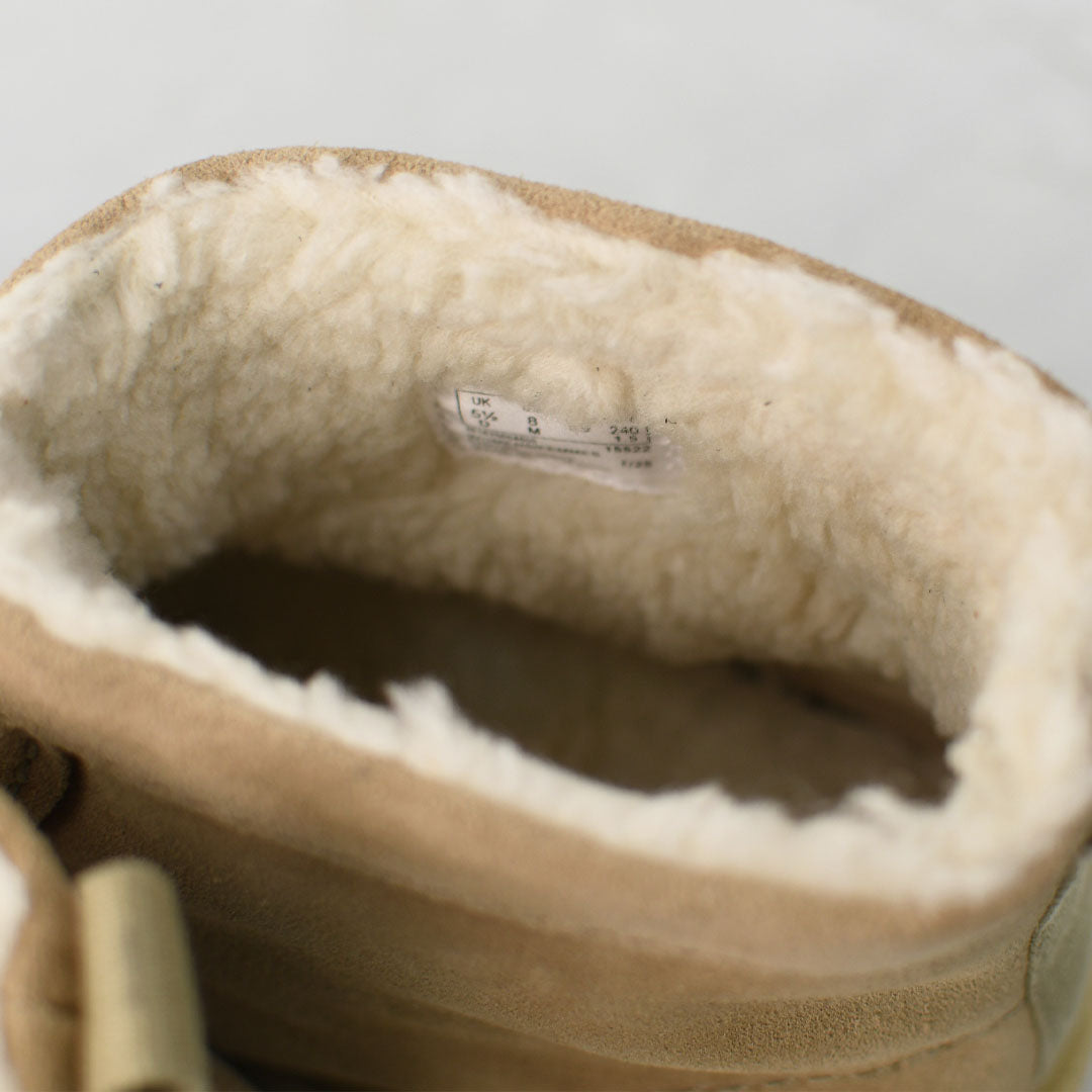 Clarks [クラークス正規販売店] Meare Rooey [26182505/26182839] メアルーイ・ダークサンドラインド・ブラックスエードラインド・レディースブーツ・ショートブーツ・プルオンブーツ・スエード・カジュアル・LADY'S [2025AW]