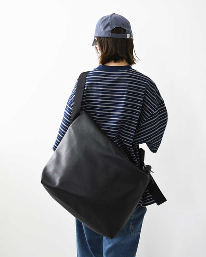 meltum [メルタム] LEATHER MESSENGER BAG  [MTM-BG-0304-25] レザーメッセンジャーバッグ・ショルダーバッグ・合皮・キレイめ・通勤・通学・旅行・撥水・MEN'S / LADY'S [2026AW]