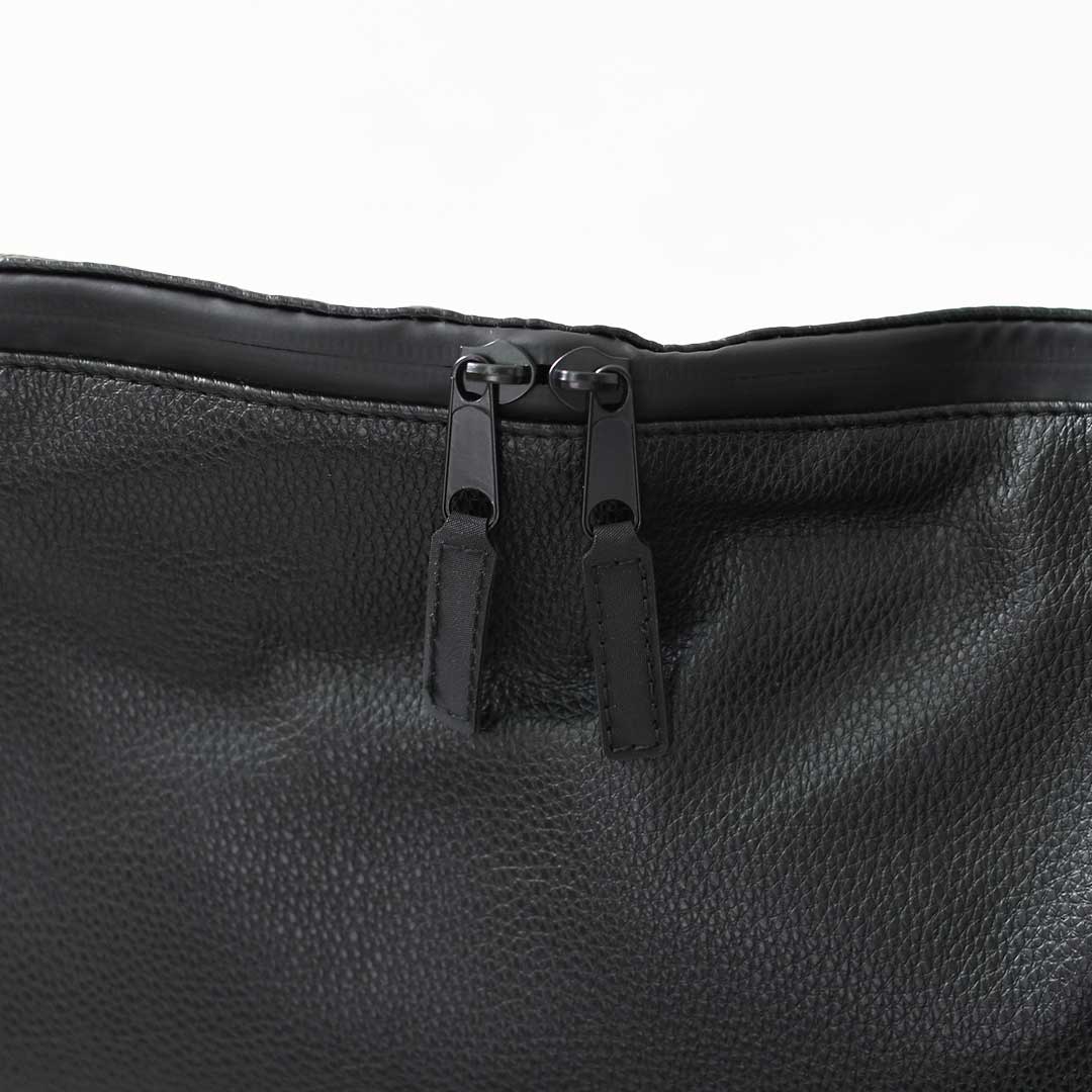 meltum [メルタム] LEATHER MESSENGER BAG  [MTM-BG-0304-25] レザーメッセンジャーバッグ・ショルダーバッグ・合皮・キレイめ・通勤・通学・旅行・撥水・MEN'S / LADY'S [2026AW]