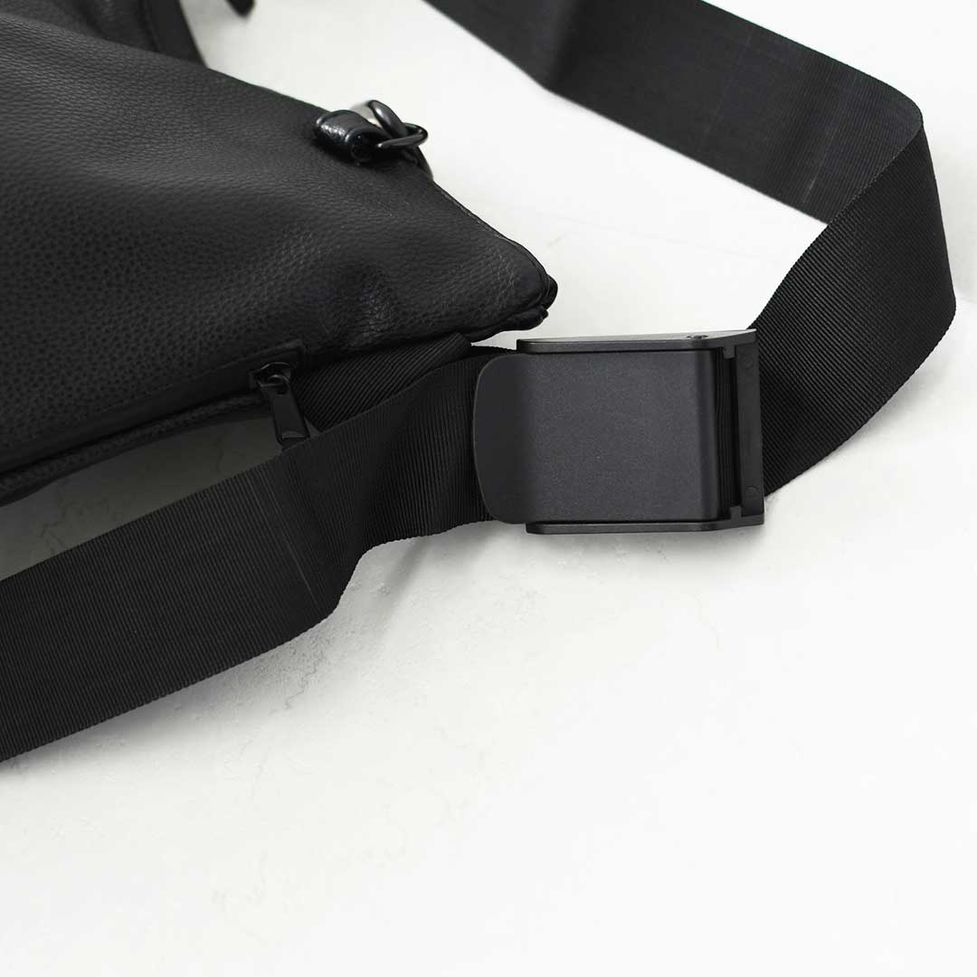 meltum [メルタム] LEATHER MESSENGER BAG  [MTM-BG-0304-25] レザーメッセンジャーバッグ・ショルダーバッグ・合皮・キレイめ・通勤・通学・旅行・撥水・MEN'S / LADY'S [2026AW]