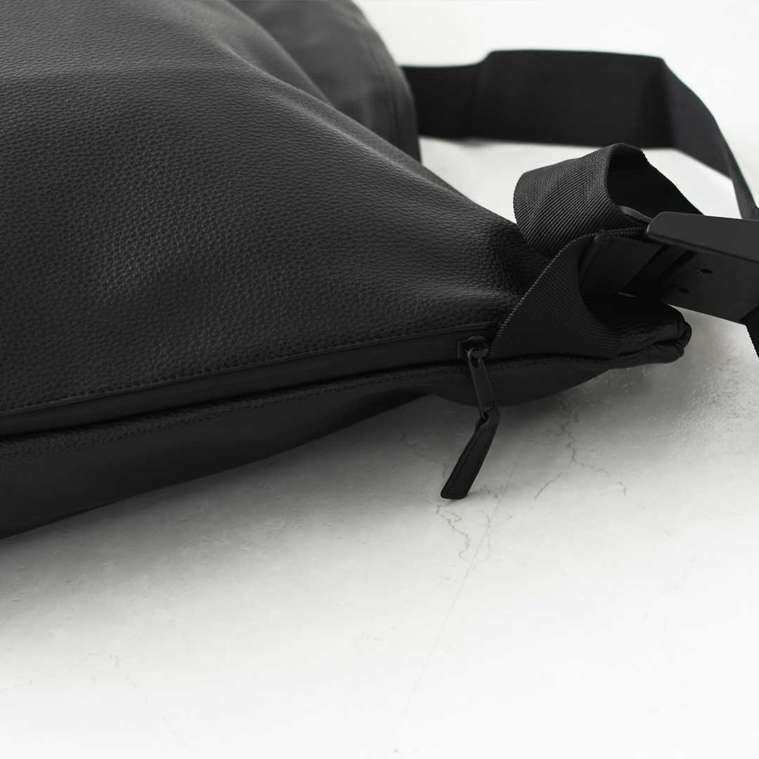 meltum [メルタム] LEATHER MESSENGER BAG  [MTM-BG-0304-25] レザーメッセンジャーバッグ・ショルダーバッグ・合皮・キレイめ・通勤・通学・旅行・撥水・MEN'S / LADY'S [2026AW]