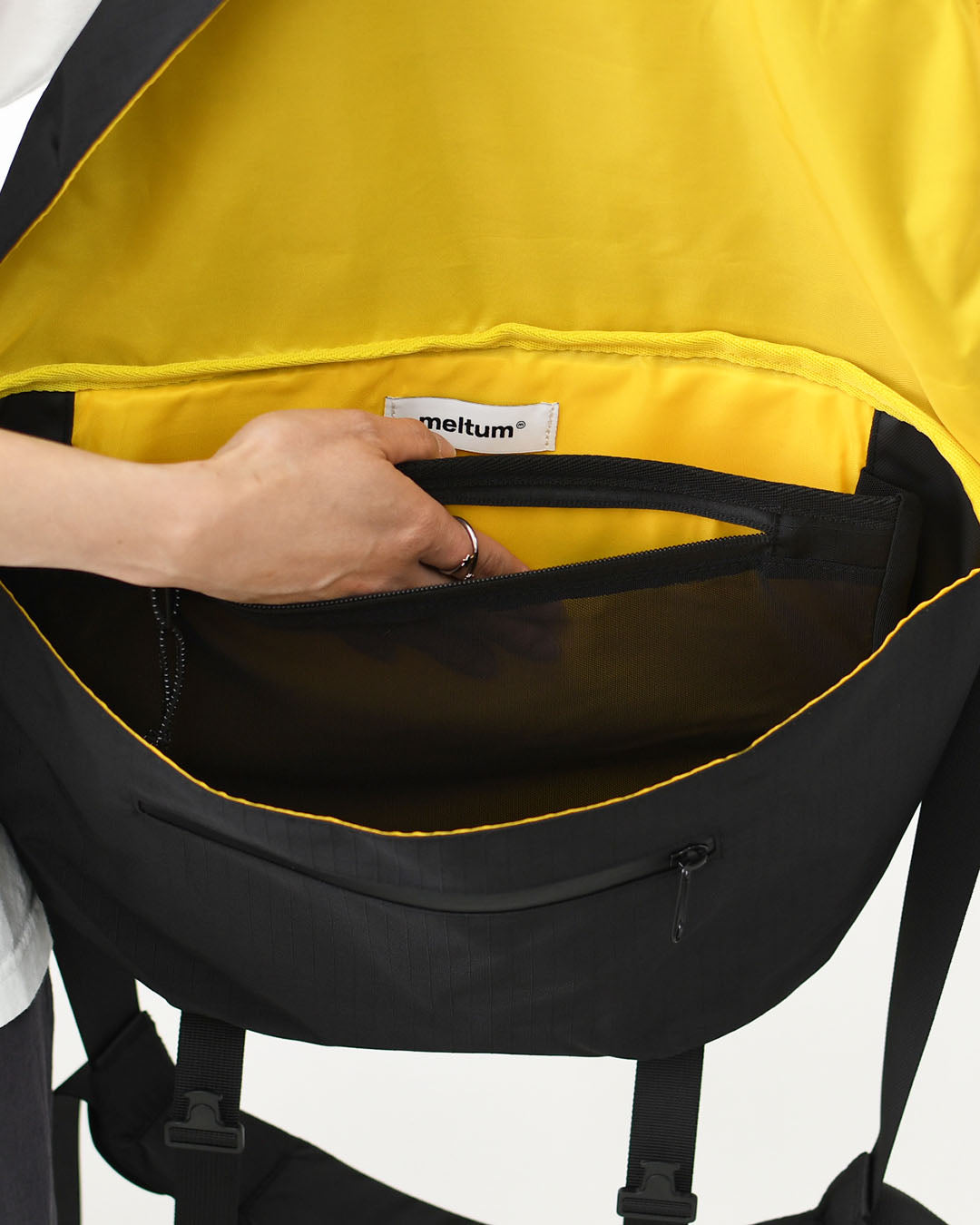 meltum [メルタム] COMPACT MESSENGER BAG [MTM-BG-0375-26] コンパクトメッセンジャーバッグ・ショルダーバッグ・通勤・通学・旅行・撥水・MEN'S / LADY'S [2026SS]