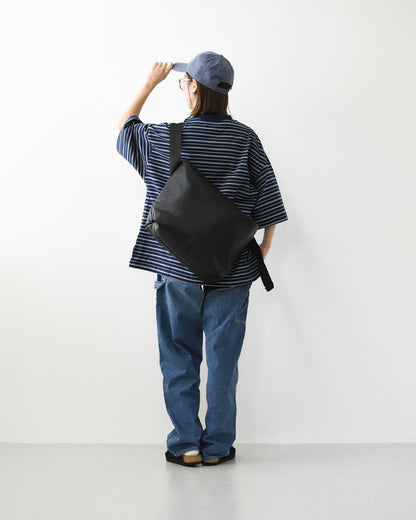 meltum [メルタム] LEATHER MESSENGER BAG (M) [MTM-BG-0382-25] レザーメッセンジャーバッグ（M）・ショルダーバッグ・合皮・キレイめ・通勤・通学・旅行・撥水・MEN'S / LADY'S [2026AW]