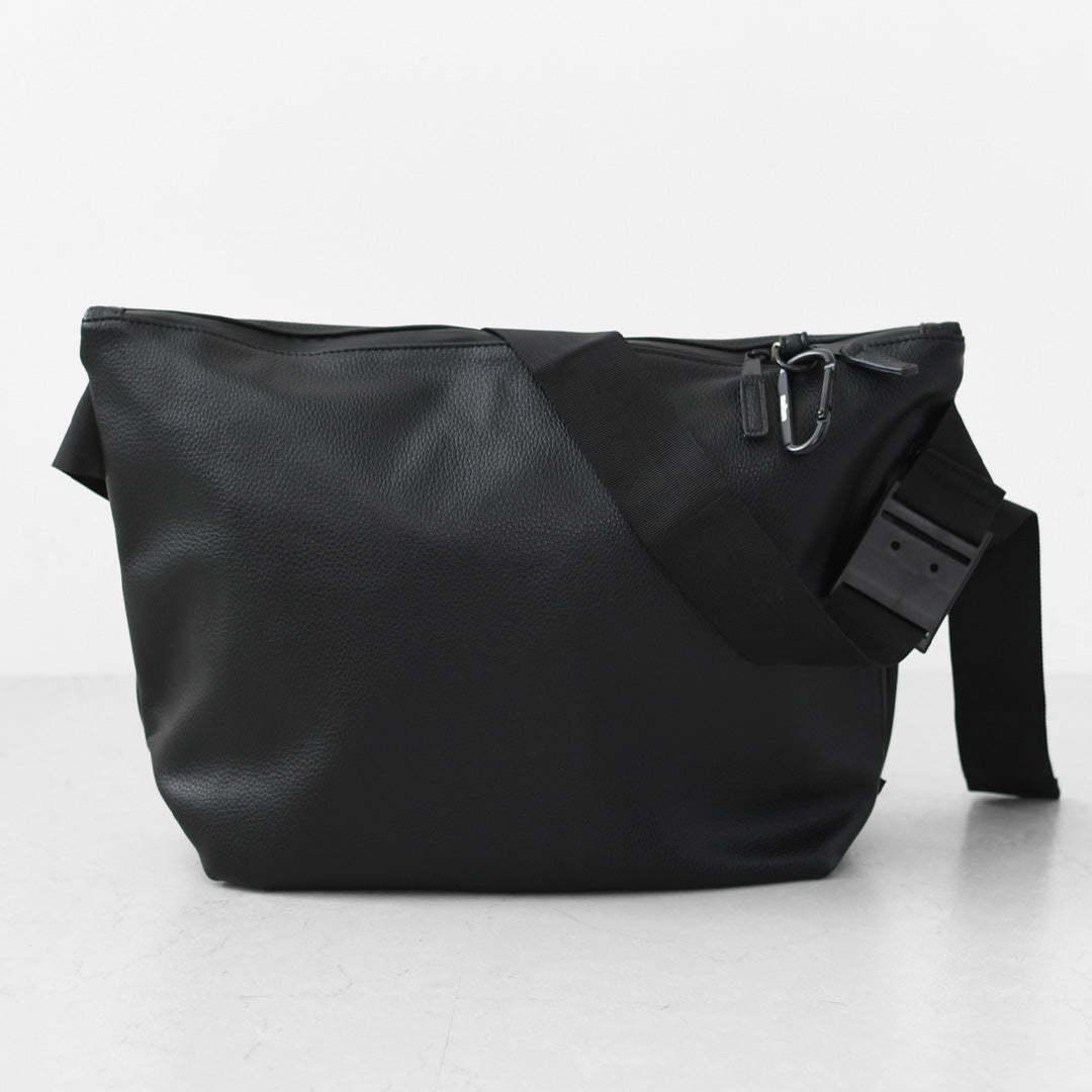 meltum [メルタム] LEATHER MESSENGER BAG (M) [MTM-BG-0382-25] レザーメッセンジャーバッグ（M）・ショルダーバッグ・合皮・キレイめ・通勤・通学・旅行・撥水・MEN'S / LADY'S [2026AW]
